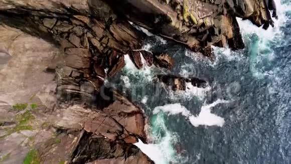 深蓝色的海水和陡峭的悬崖视频的预览图