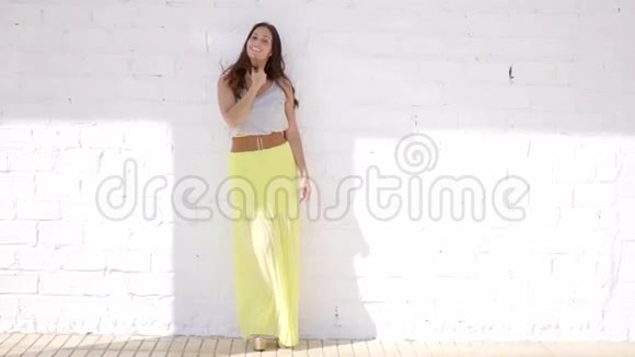 穿夏裙的时髦迷人的年轻女子视频的预览图