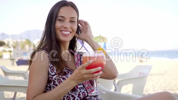 快乐友好的女人喝热带鸡尾酒视频的预览图