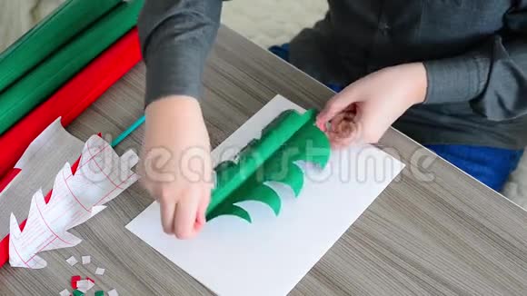 少年男孩用彩纸制作圣诞贺卡视频的预览图