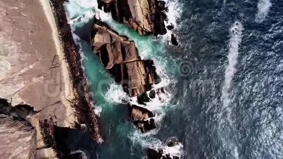 深蓝色的海水和陡峭的悬崖视频的预览图
