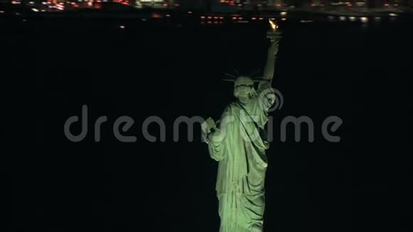 围绕自由女神像和纽约景观旋转视频的预览图
