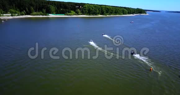 空中观景在摩托艇上比赛视频的预览图