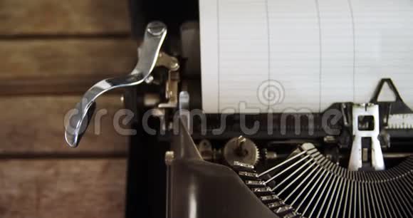 木制桌子4k上的老式打字机视频的预览图