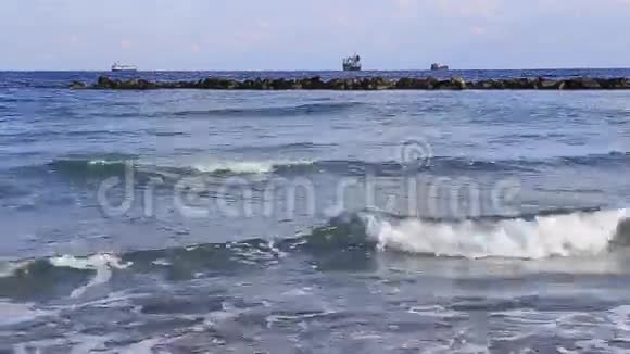 海涛和船在地平线上视频的预览图