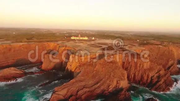 葡萄牙日落时美丽悬崖上的灯塔视频的预览图