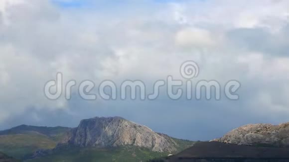 在灰色云层背景下的山脉乌云笼罩着山顶最佳类型的山脉视频的预览图