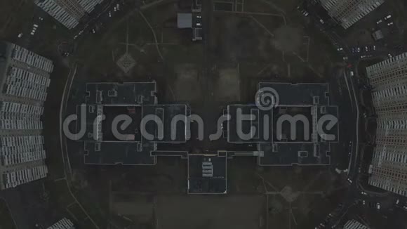 空中镜头灰色苏联房屋模式苏联相同的房屋视频的预览图