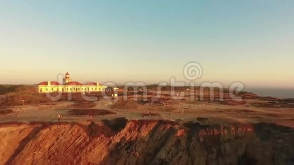 葡萄牙日落时美丽悬崖上的灯塔视频的预览图