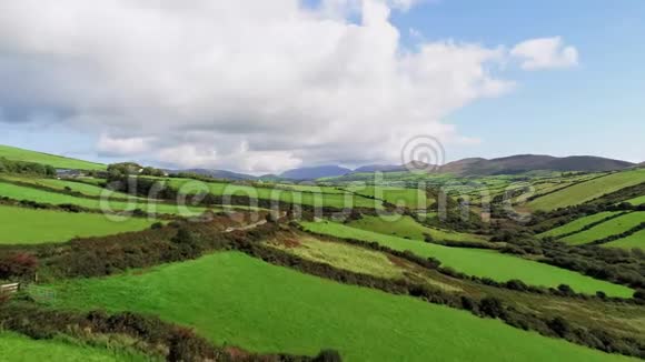 在阳光明媚的一天飞越典型的爱尔兰风景视频的预览图