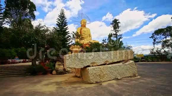 越南传统宝塔公园的金佛像视频的预览图