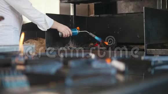 烧烤炉中燃烧木炭视频的预览图