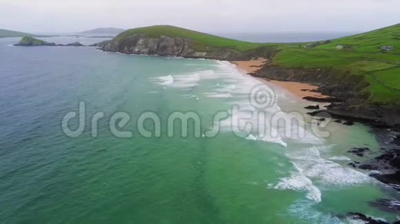 飞越爱尔兰定乐半岛敦摩湾上空视频的预览图