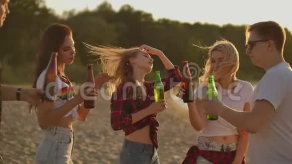 在海滩上疯狂的露天派对上喝啤酒视频的预览图