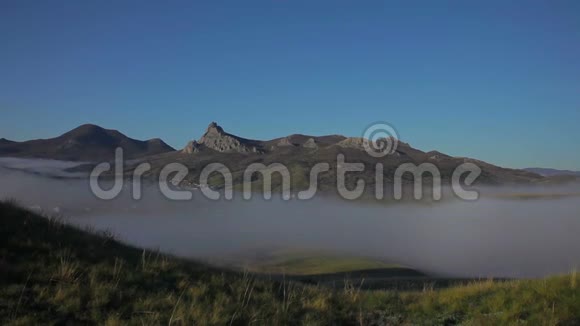 山谷中的雾驴在山的映衬下视频的预览图