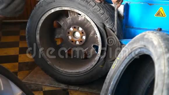 汽车车轮的修理视频的预览图