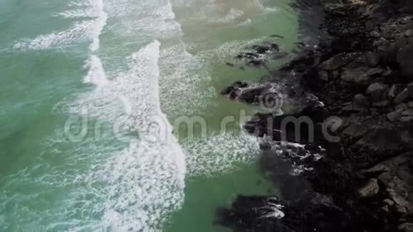 飞越爱尔兰丁乐半岛崎岖海岸线视频的预览图