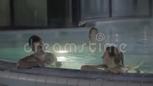 两个年轻人和女孩在游泳池里游泳聊天视频的预览图