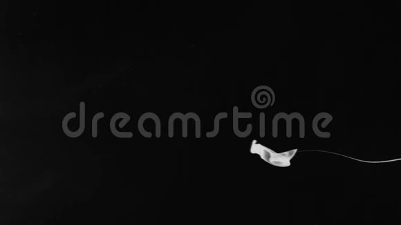 在黑色背景上在水中滴白色油漆视频的预览图