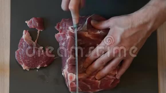 厨师用刀切生肉厨师切猪肉切割肉视频的预览图