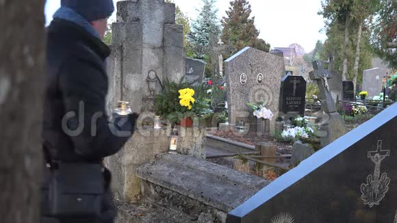 妻子去世后人们在墓地里放蜡烛4K视频的预览图