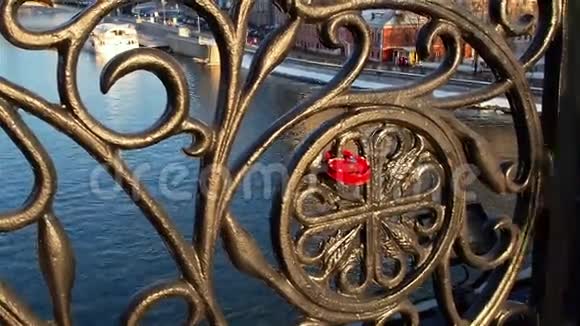 爱锁附在河上桥的栅栏上莫斯科俄罗斯视频的预览图