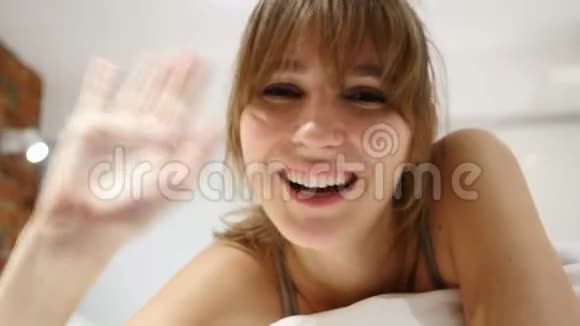 躺在床上的女人的网络摄像头视频聊天视频的预览图