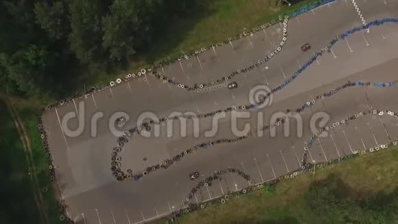 赛车赛道用无人机射击视频的预览图