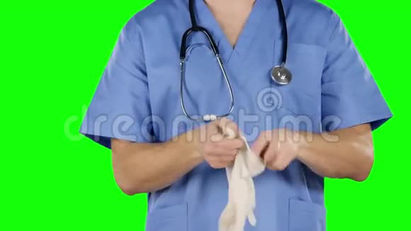 医务工作者戴上医疗手套绿色屏幕关门视频的预览图