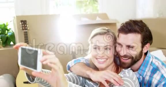 可爱的夫妇坐在纸板上自拍视频的预览图