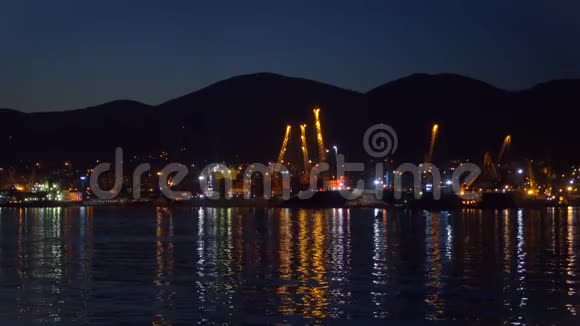 货物和石油码头在大港口夜间视频的预览图