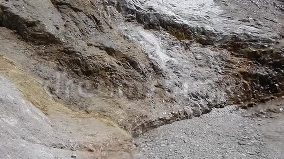 岩石上小瀑布的细节视频的预览图