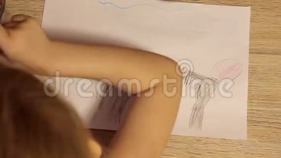 可爱的小女孩在桌上用毛毡尖笔和铅笔画画幼儿绘制俯视图视频的预览图