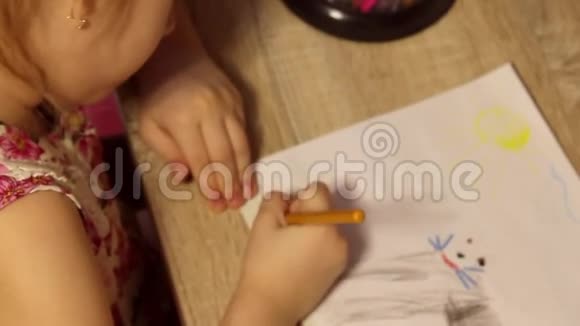 可爱的小女孩在桌上用毛毡尖笔和铅笔画画幼儿绘制俯视图视频的预览图