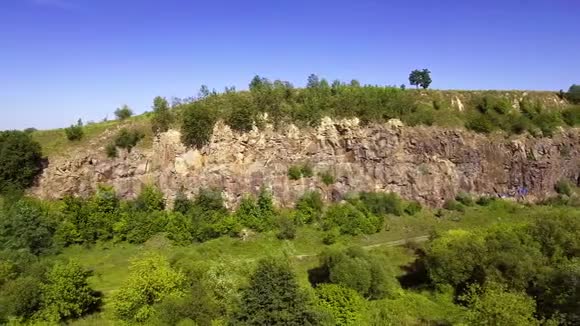 花岗岩开采岩石的鸟瞰图视频的预览图