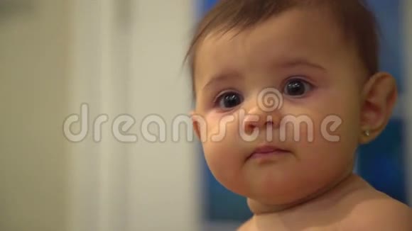 美丽快乐的小宝宝微笑的场景视频的预览图