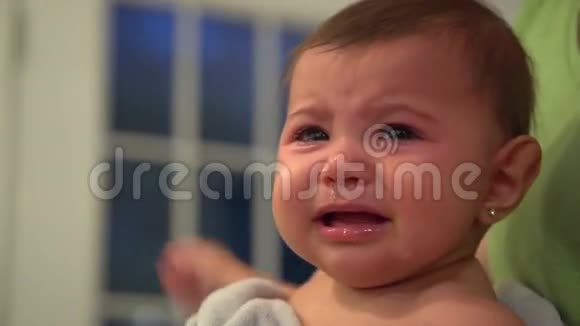 悲伤而疲惫的婴儿哭泣的场景视频的预览图