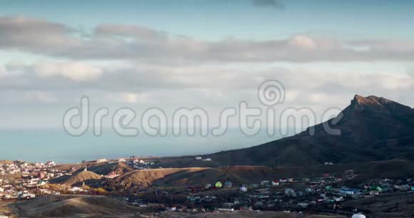 山谷上的黎明云和山村视频的预览图