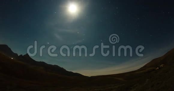 月亮和云层穿过山谷视频的预览图