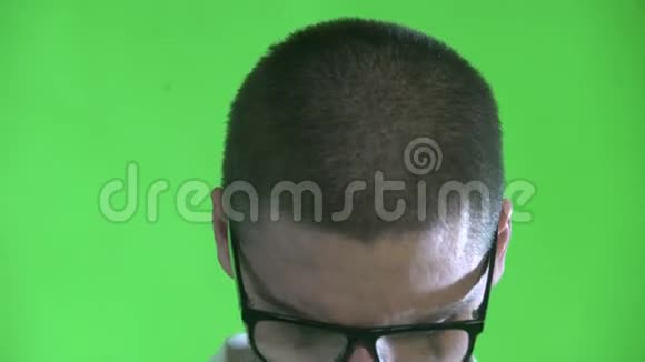 一个留着胡茬戴着绿色背景眼镜的漂亮男人视频的预览图