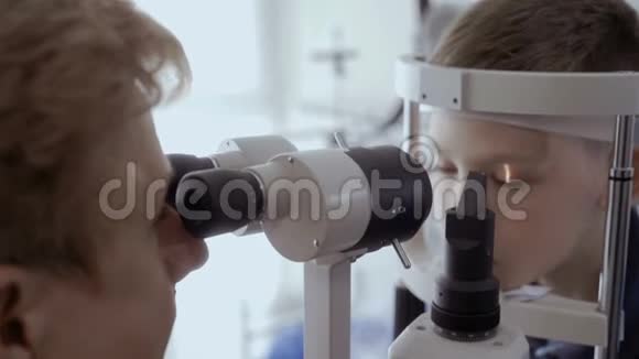 小男孩的视力诊断视频的预览图