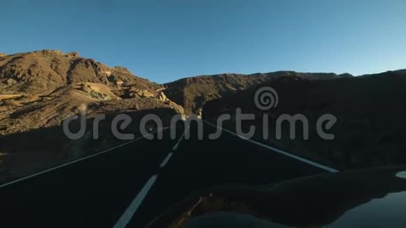 乘用车在阴影中直线行驶视频的预览图