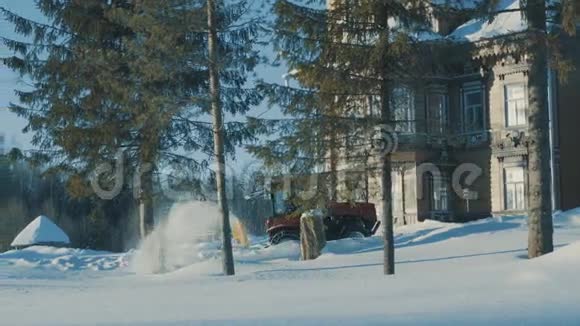 拖拉机向后行驶从靠近泰瑞姆的冬季道路上清除积雪视频的预览图