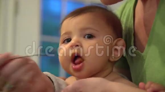 小婴儿被勺子喂的场景视频的预览图