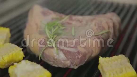 餐厅用玉米烤架烹制的牛排视频的预览图