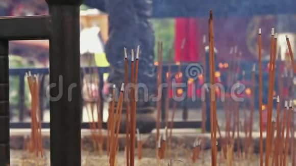一群人在庙里烧着香枝视频的预览图
