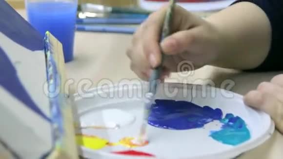 女孩灌篮刷油漆视频的预览图