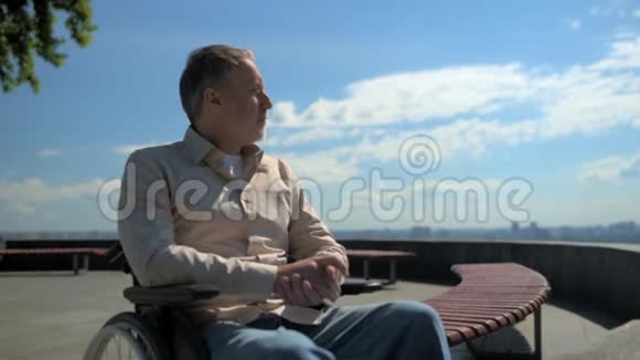 轮椅上的老人和一名女性志愿者交谈视频的预览图