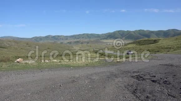 在东哈萨克斯坦的Targyn村的景色和道路上的汽车哈萨克斯坦东部山区视频的预览图