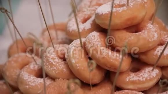 甜甜圈的形式作为礼物特写的顶部视图视频的预览图